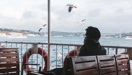 义乌老板利用DeepSeek卖空小商品：只需对镜头说“12345”就能生成几十种语言视频