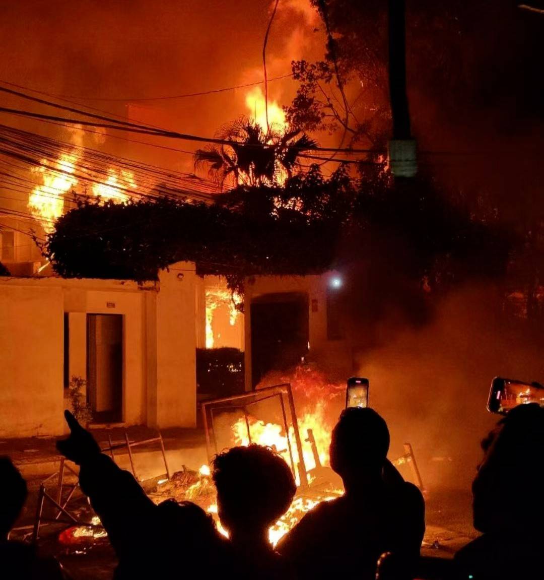 逃离尼泊尔：看到“中国边检”，悬着的心终于放下