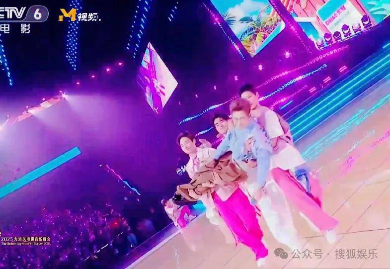 这场晚会台下简直是追星现场，名场面太多了吧？