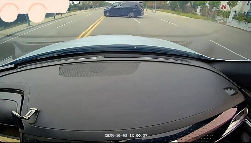 网约车女司机遭丰田别车，男子自称公安局的；临汾交警支队：辖区大队已介入调查