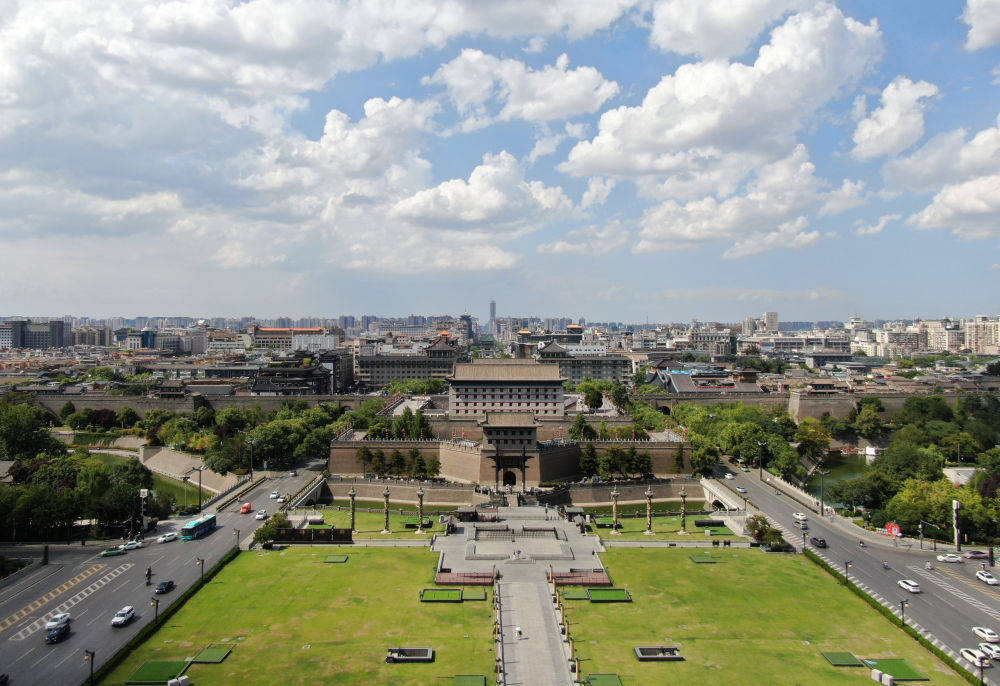 假日经济活力观察：“出入口经济”点亮西安城墙