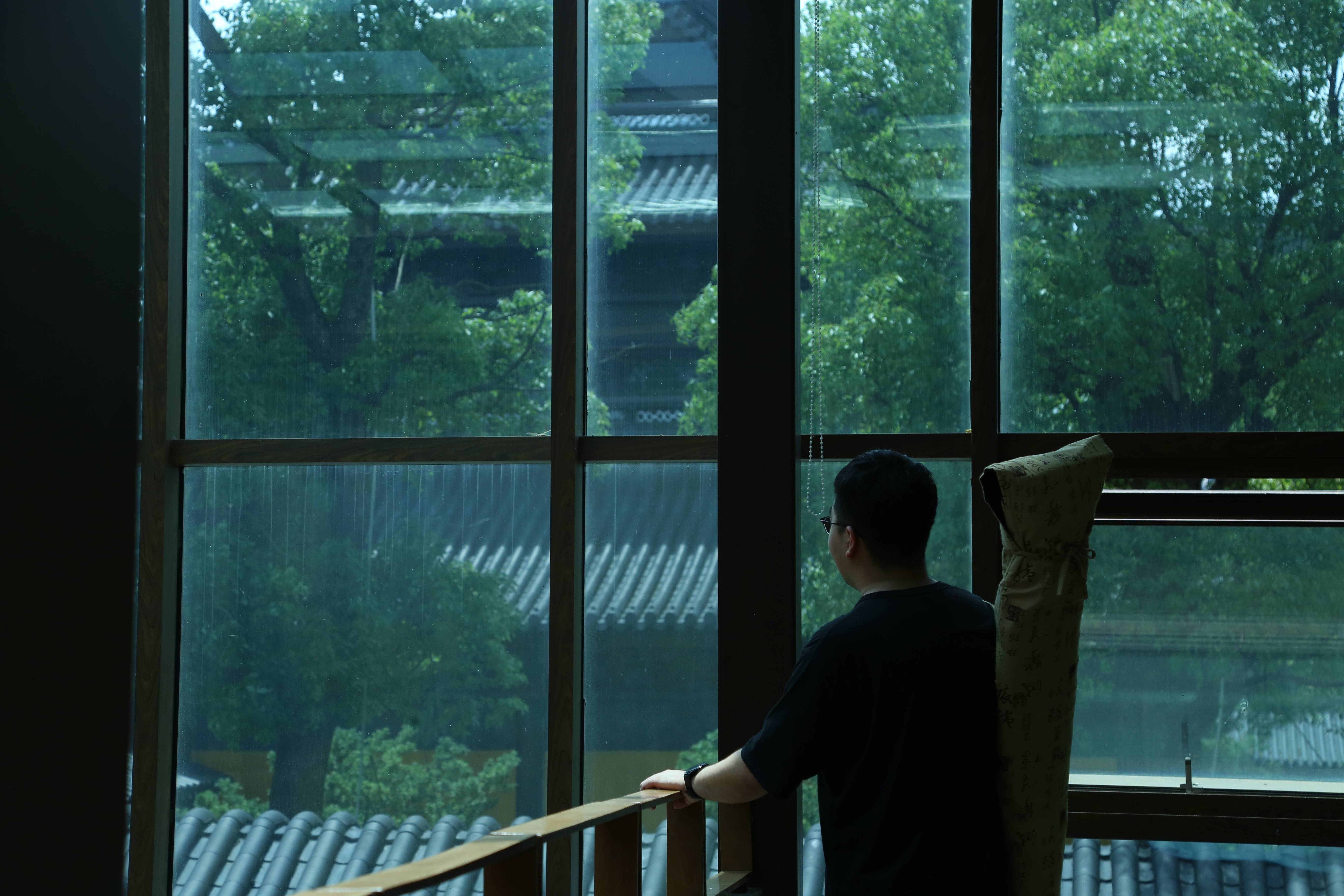 从报社到寺院，95后打工人把经历说成脱口秀