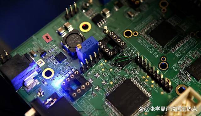 对中国人太苛刻，黄仁勋忍不住了，一语道破真相后，面临牢狱之灾