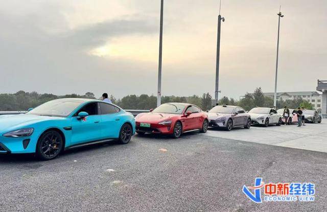 “比去年涨了五六倍”“比劳斯莱斯贵也要订”……年轻人结婚爱上这种车