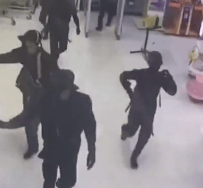 泰国发生黄金大劫案:约10名蒙面人持枪洗劫金店,一把拽下整板黄金,逃离时安置炸弹陷阱,现场画面曝光