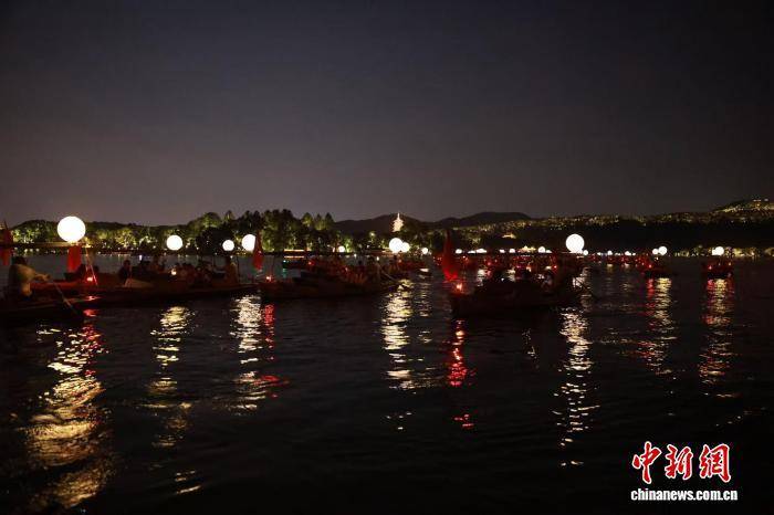 千里共婵娟 杭州西湖“月亮船”再现宋时风雅