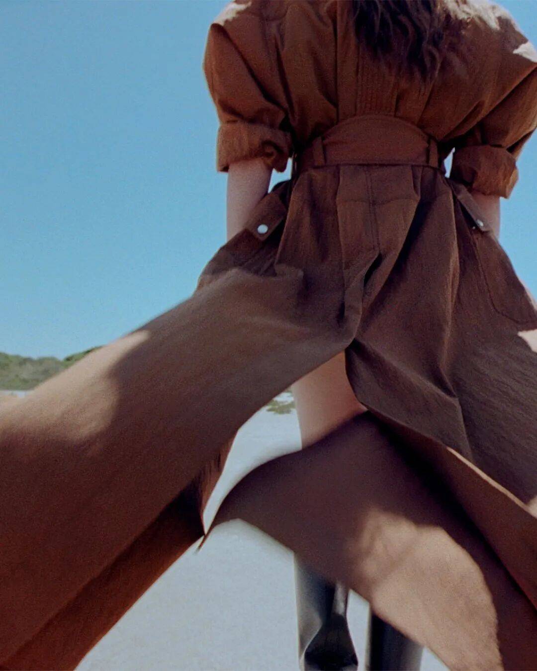 Hermès的女骑士，在沙滩上自由驰骋