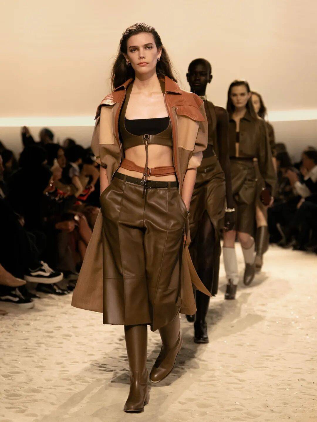 Hermès的女骑士，在沙滩上自由驰骋