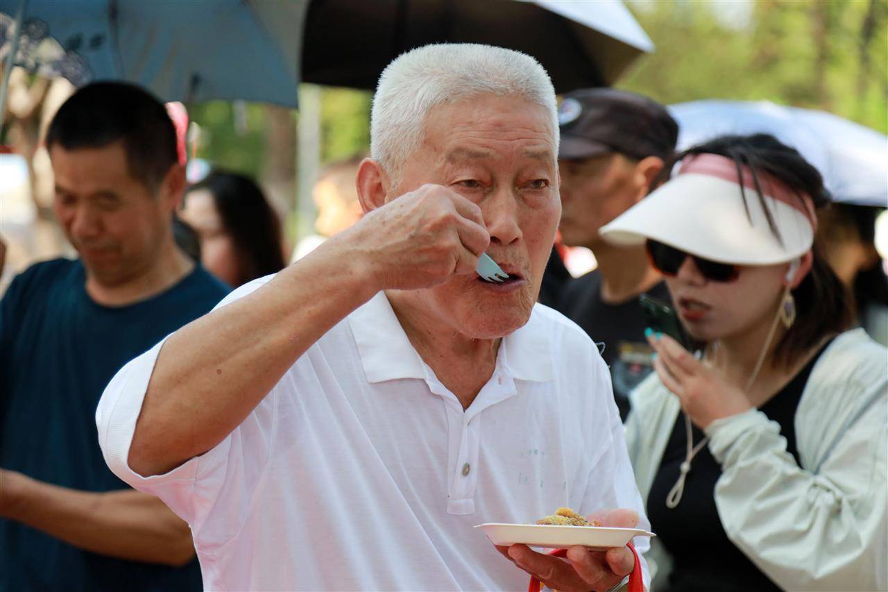 重388斤!500人排队挑战超级大月饼