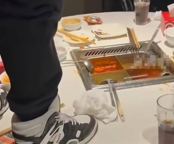 海底捞小便事件判决生效：两名17岁男孩家长赔偿220万元，此前海底捞索赔2300万元