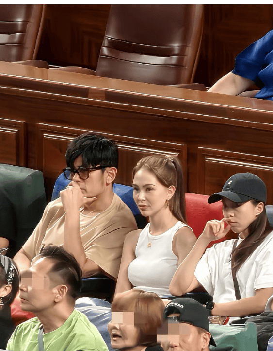 考古|昆凌现身暴瘦变化大!7年剖腹产下3娃,从“打工妹”到“天王嫂”,她的辛苦谁懂