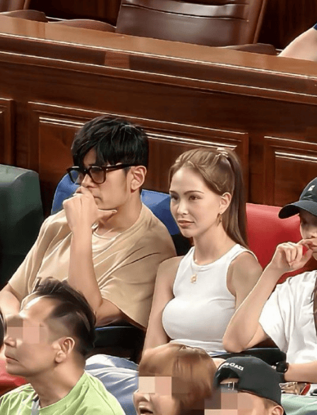 考古|昆凌现身暴瘦变化大!7年剖腹产下3娃,从“打工妹”到“天王嫂”,她的辛苦谁懂