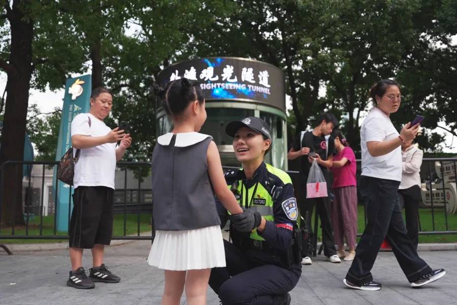 上海外滩“最美女警”被盯上！为了拍她，有人连续蹲守几天