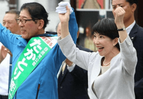 日本首相指名选举推迟五天，高市早苗一反常态，自公两党联盟瓦解，各派推举新候选人