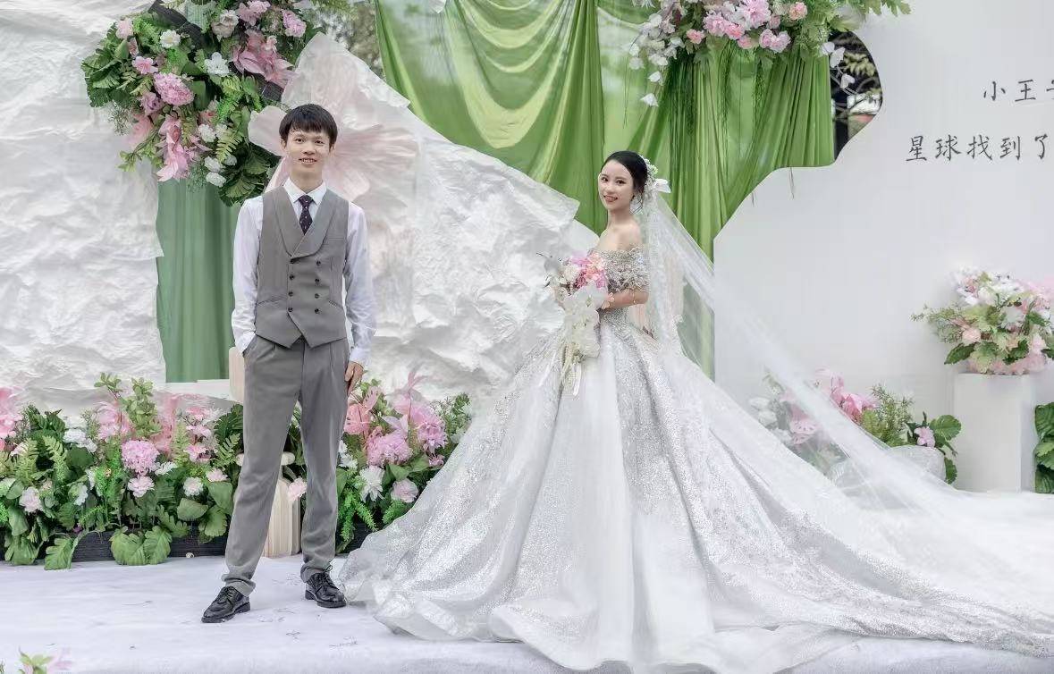 岳阳情侣连续9年在家乡千年古樟树下合影，今年国庆终修正果：希望爱情像古树一样长久