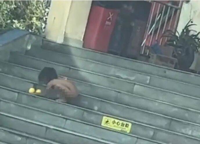 最新披露：涉事夫妻双方均拥有高学历！官方介入“野人小孩”事件，父亲称：这是我们的生活方式