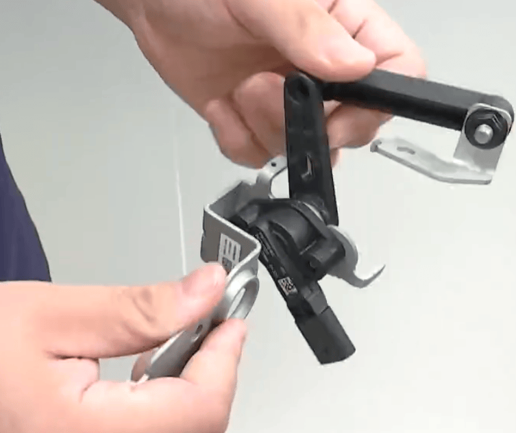 小米新车主驾下方掏出“神秘”多余零件！工作人员一片沉默，细思极恐