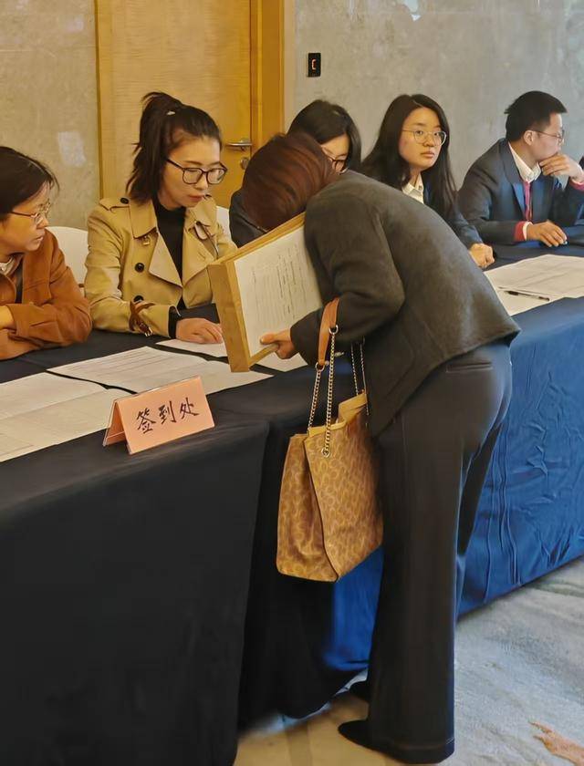 一财直击第十一批国家药品集采开标,今年有哪些新变化?